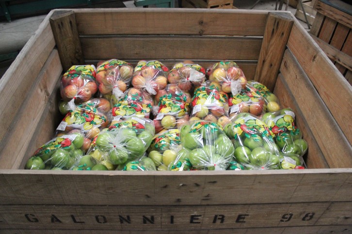 Palox de la Galonnière rempli de sachets de pommes granny et gala